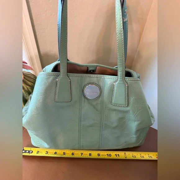 **SALE**Coach Light Green Patent Leather Shoulder Bag with Kisslock inside - Picture 16 of 16